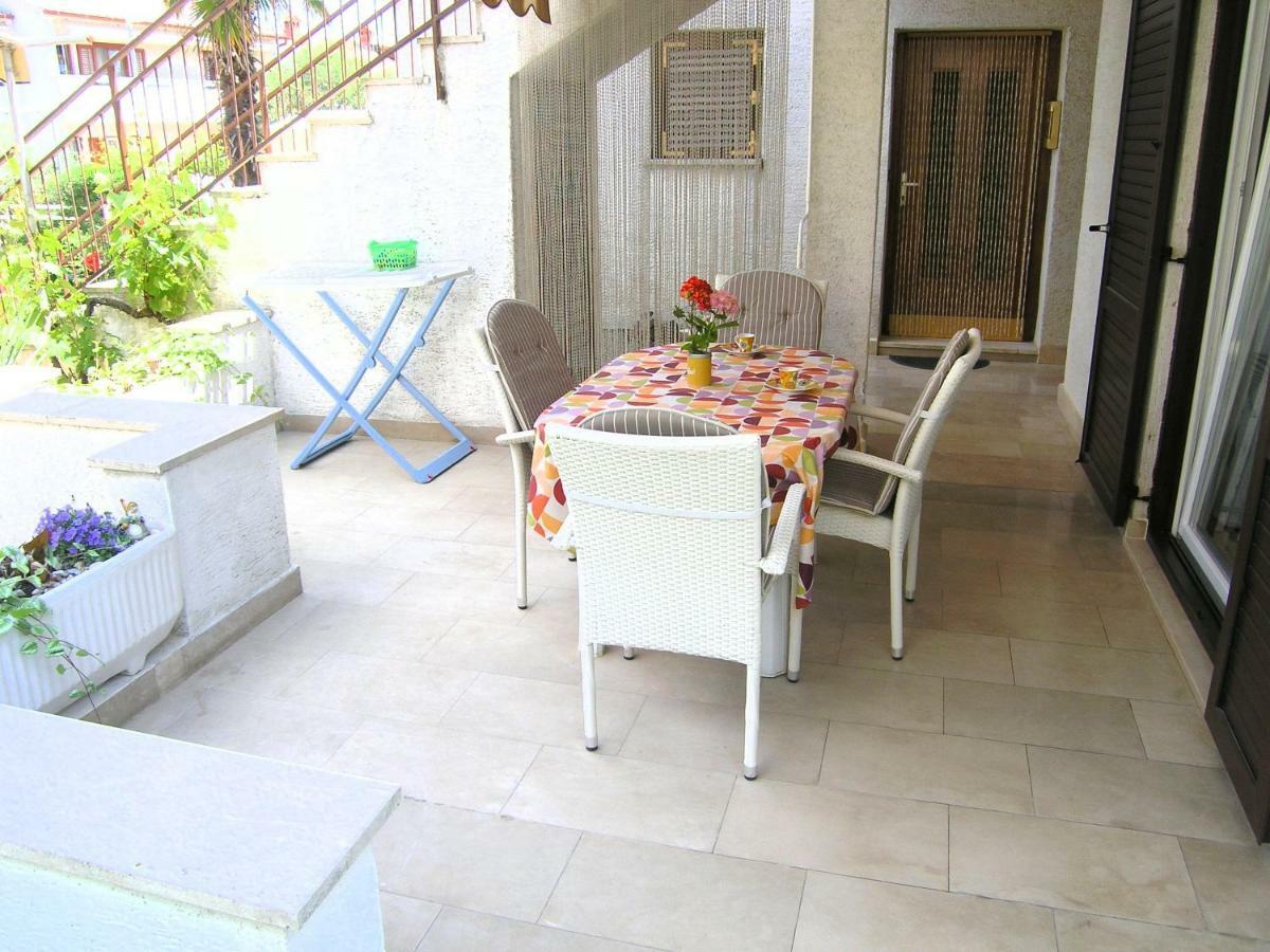 Apartment Zora Кърк Екстериор снимка