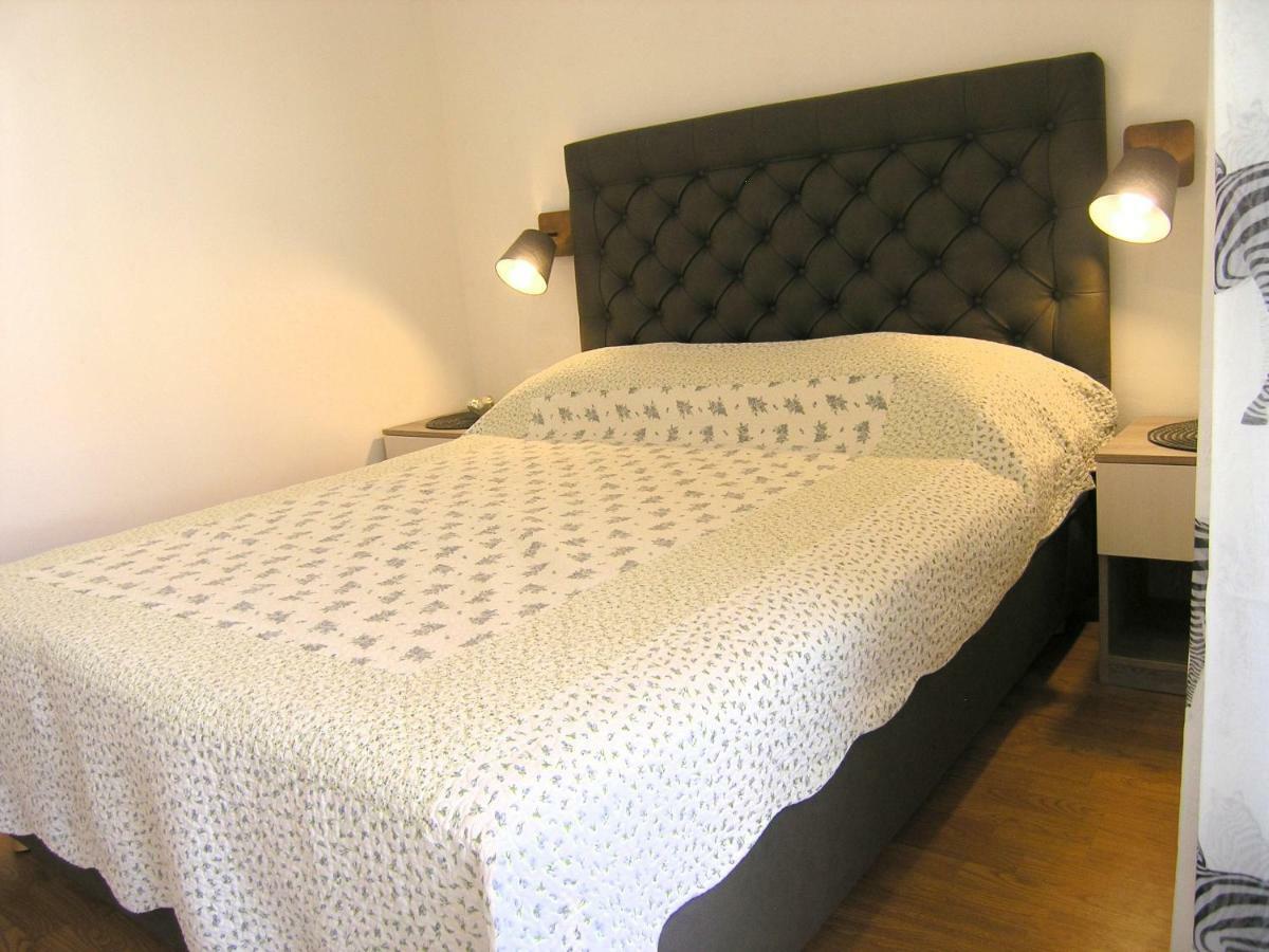 Apartment Zora Кърк Екстериор снимка