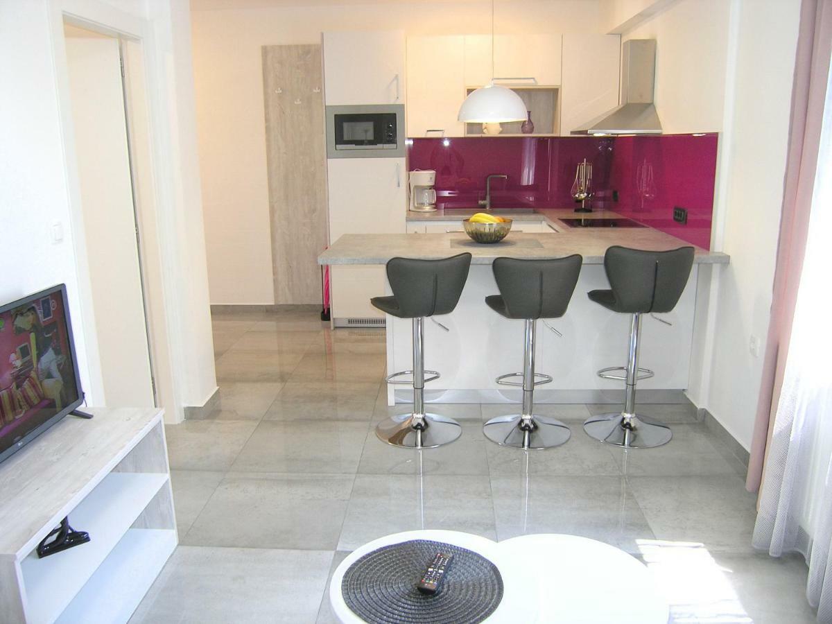 Apartment Zora Кърк Екстериор снимка