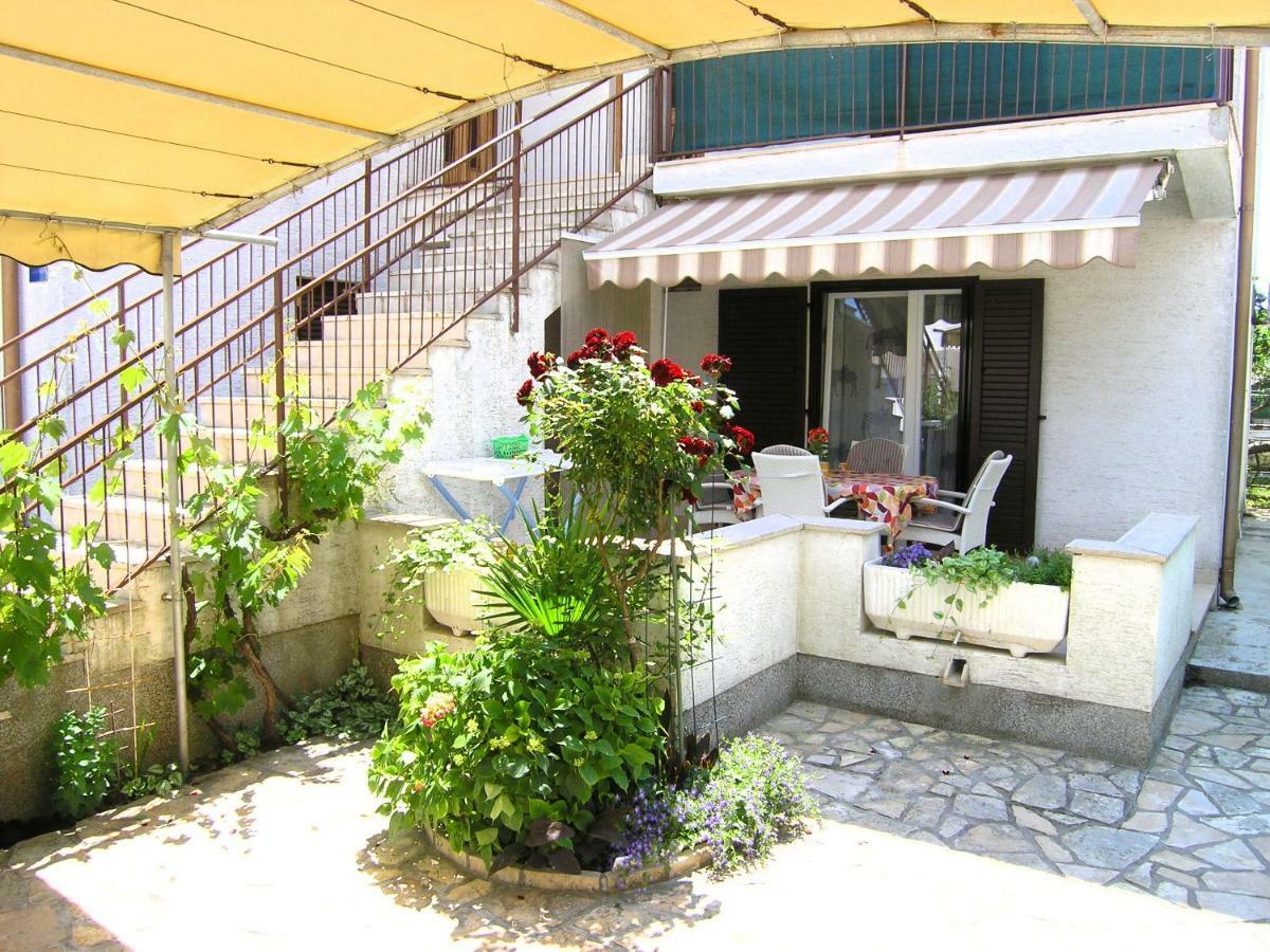 Apartment Zora Кърк Екстериор снимка